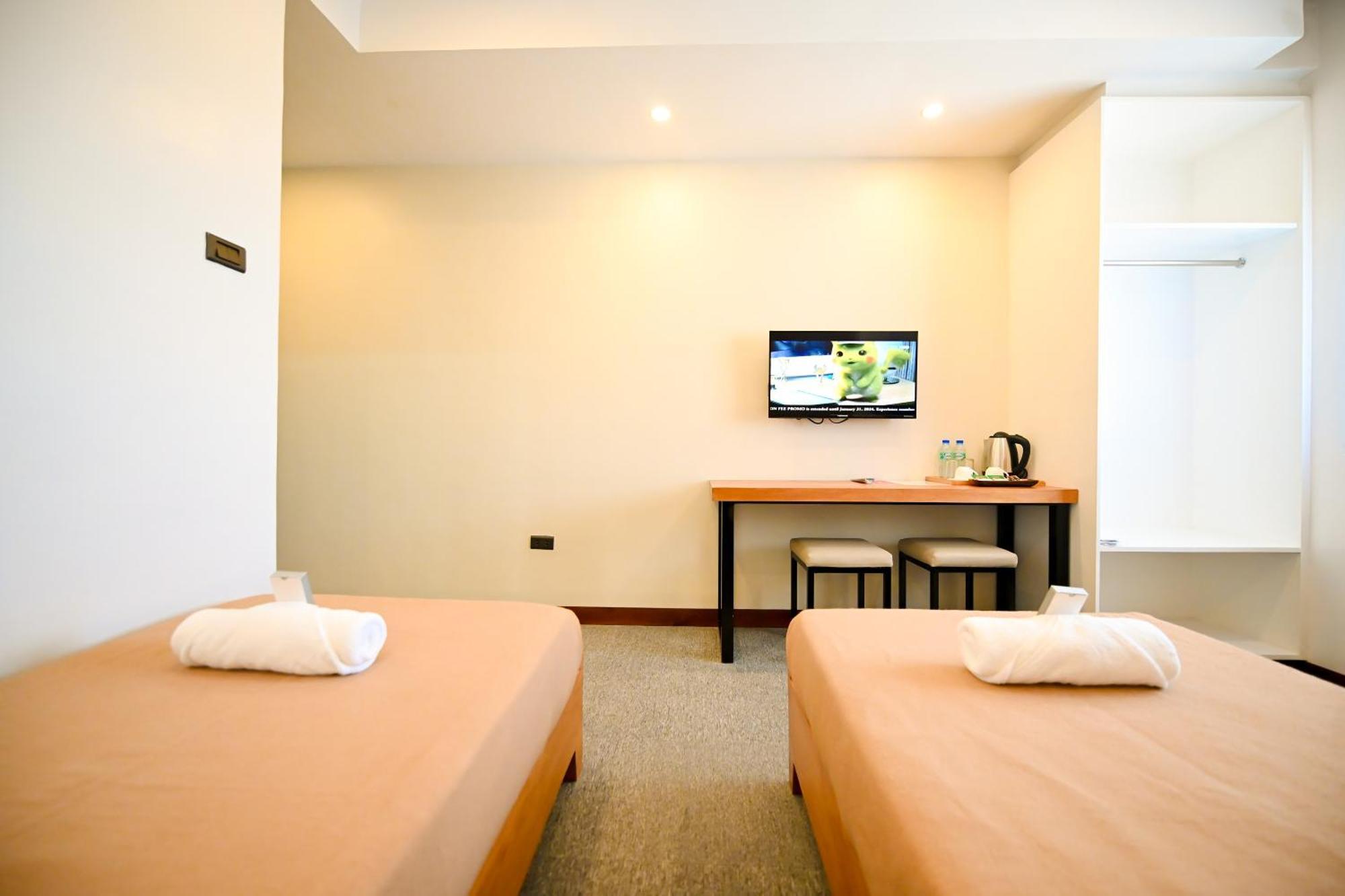 Blue Harbor Hotel Calapan Exterior foto