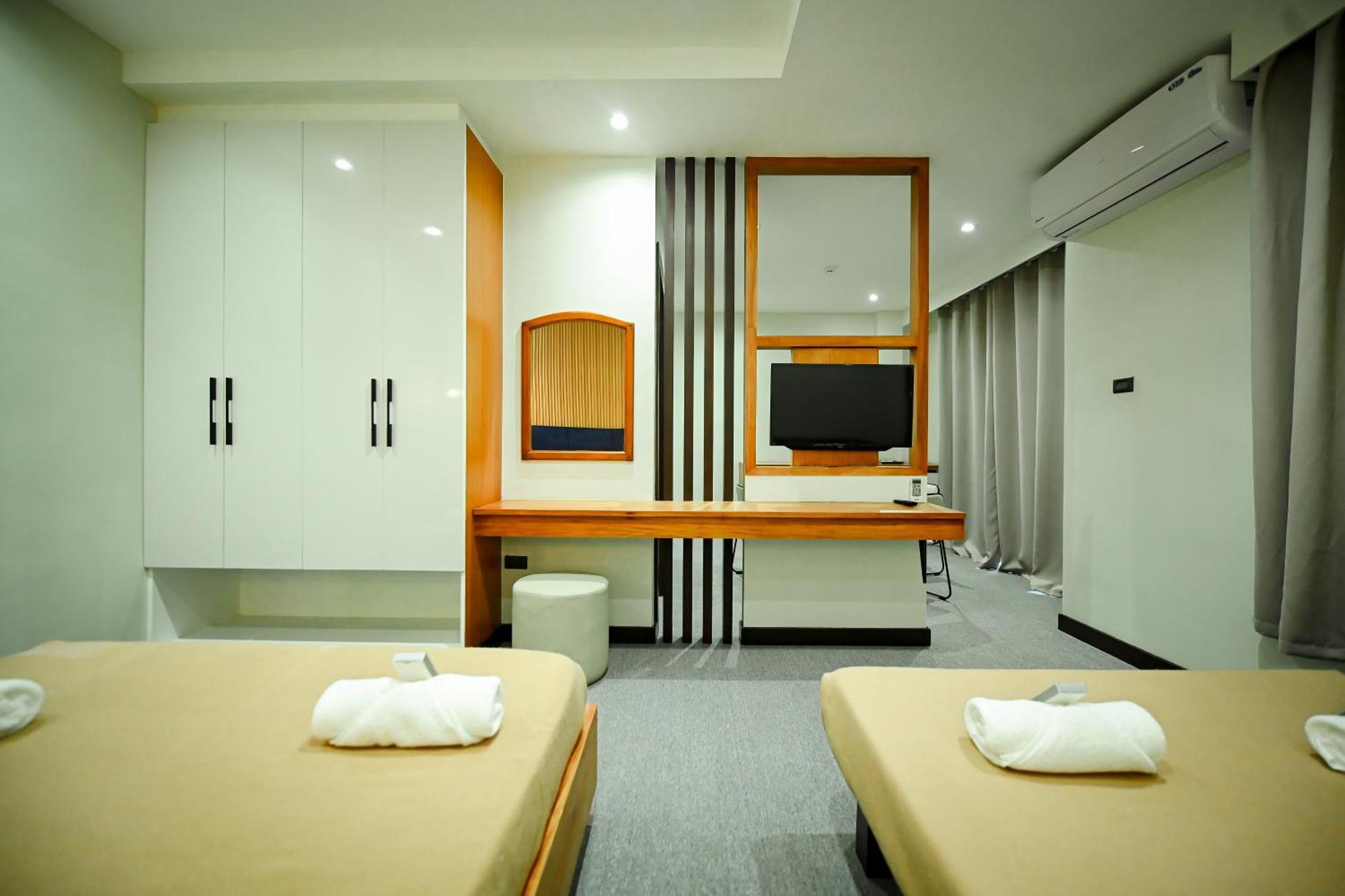 Blue Harbor Hotel Calapan Exterior foto